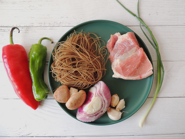 香菇肉末粉絲的做法-家常味炒菜譜-易網<a href=http://www.xllyou.com/ target=_blank class=infotextkey>健康養生</a>網 香菇肉末粉絲的做法-家常味炒菜譜