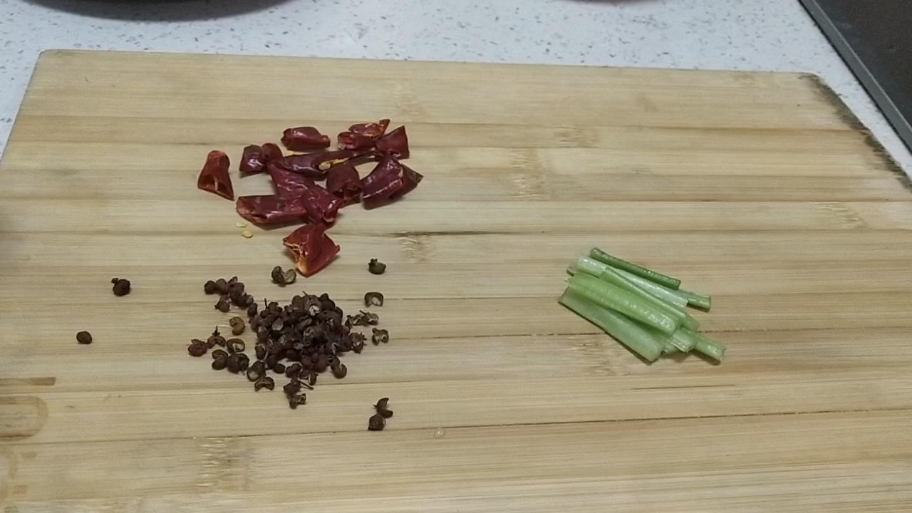 辣炒小河蝦的做法-咸鮮味炒菜譜-易網<a href=http://www.xllyou.com/ target=_blank class=infotextkey>健康養生</a>網 辣炒小河蝦的做法-咸鮮味炒菜譜