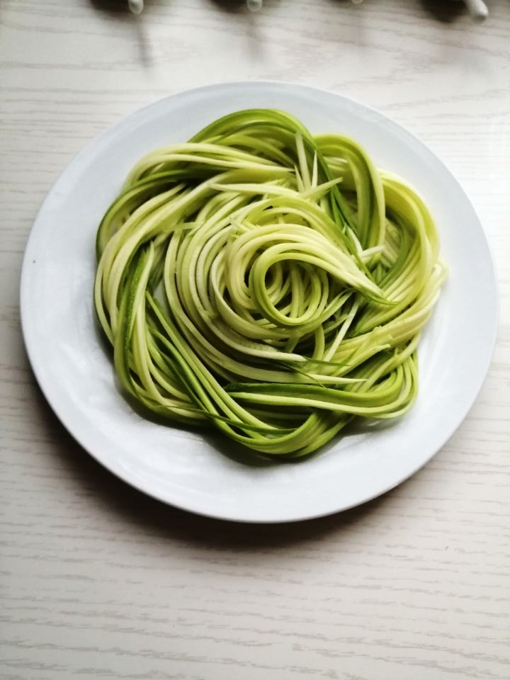 涼拌西葫蘆的做法-咸鮮味拌菜譜-易網健康養生網 涼拌西葫蘆的做法-咸鮮味拌菜譜