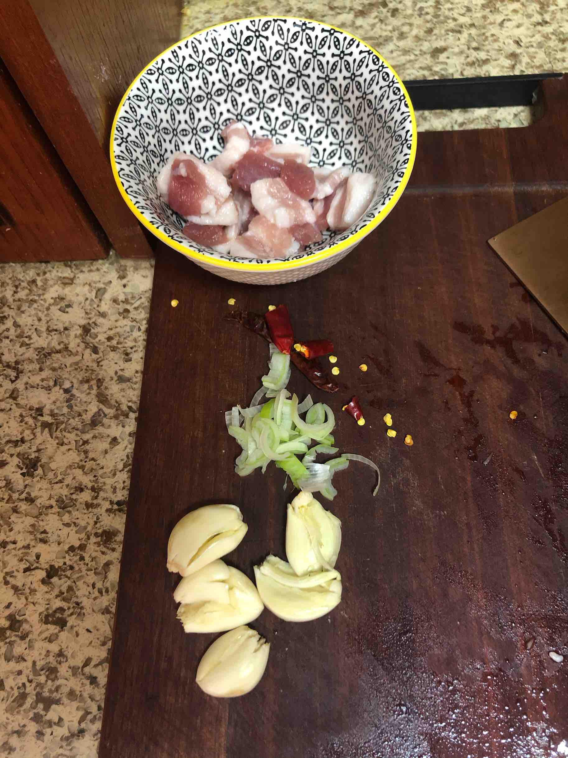 香菇油菜炒五花肉的做法-咸鮮味炒菜譜-易網<a href=http://www.xllyou.com/ target=_blank class=infotextkey>健康養生</a>網 香菇油菜炒五花肉的做法-咸鮮味炒菜譜