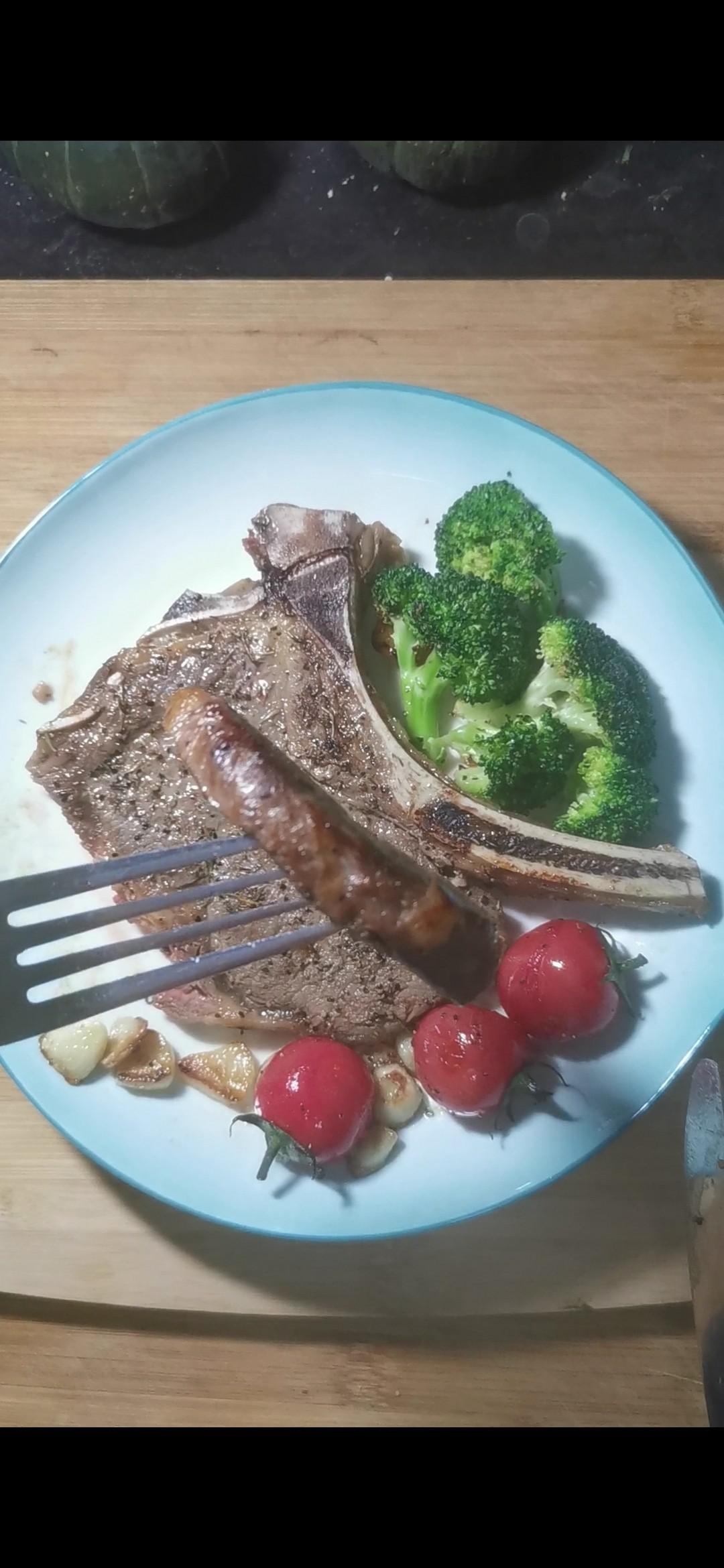 香煎戰斧牛排的做法-咸鮮味煎菜譜-易網健康養生網 香煎戰斧牛排的做法-咸鮮味煎菜譜