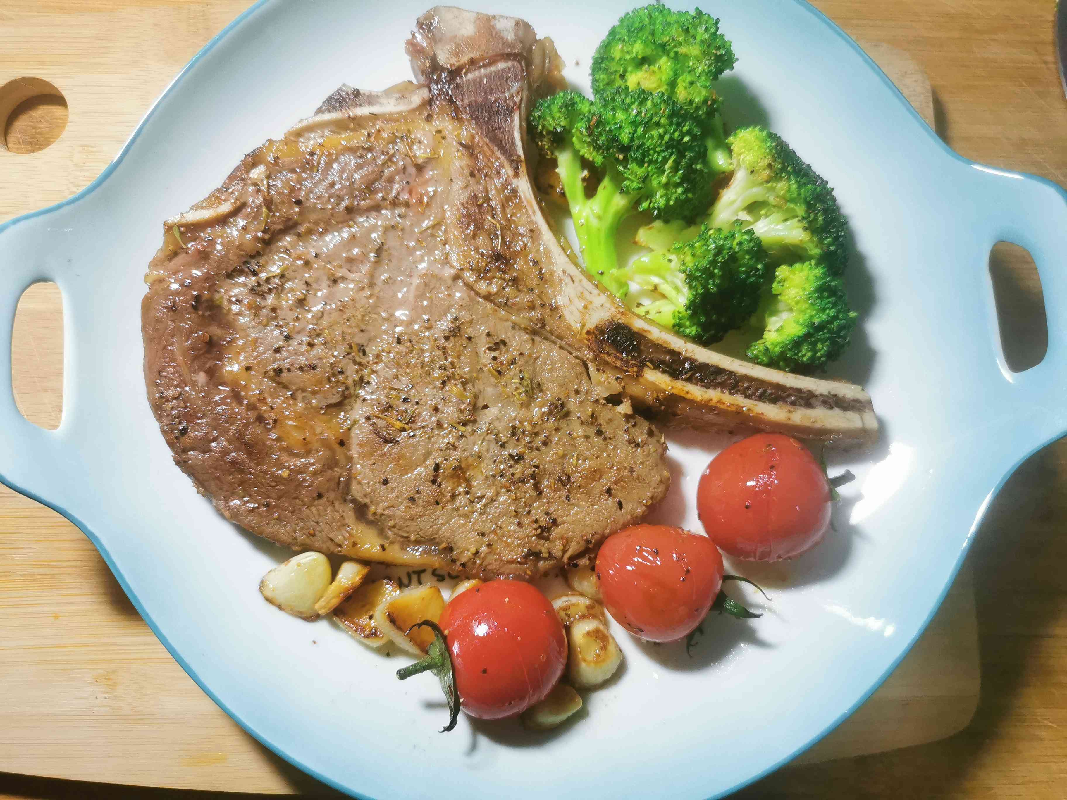 香煎戰斧牛排的做法-咸鮮味煎菜譜-易網健康養生網 香煎戰斧牛排的做法-咸鮮味煎菜譜