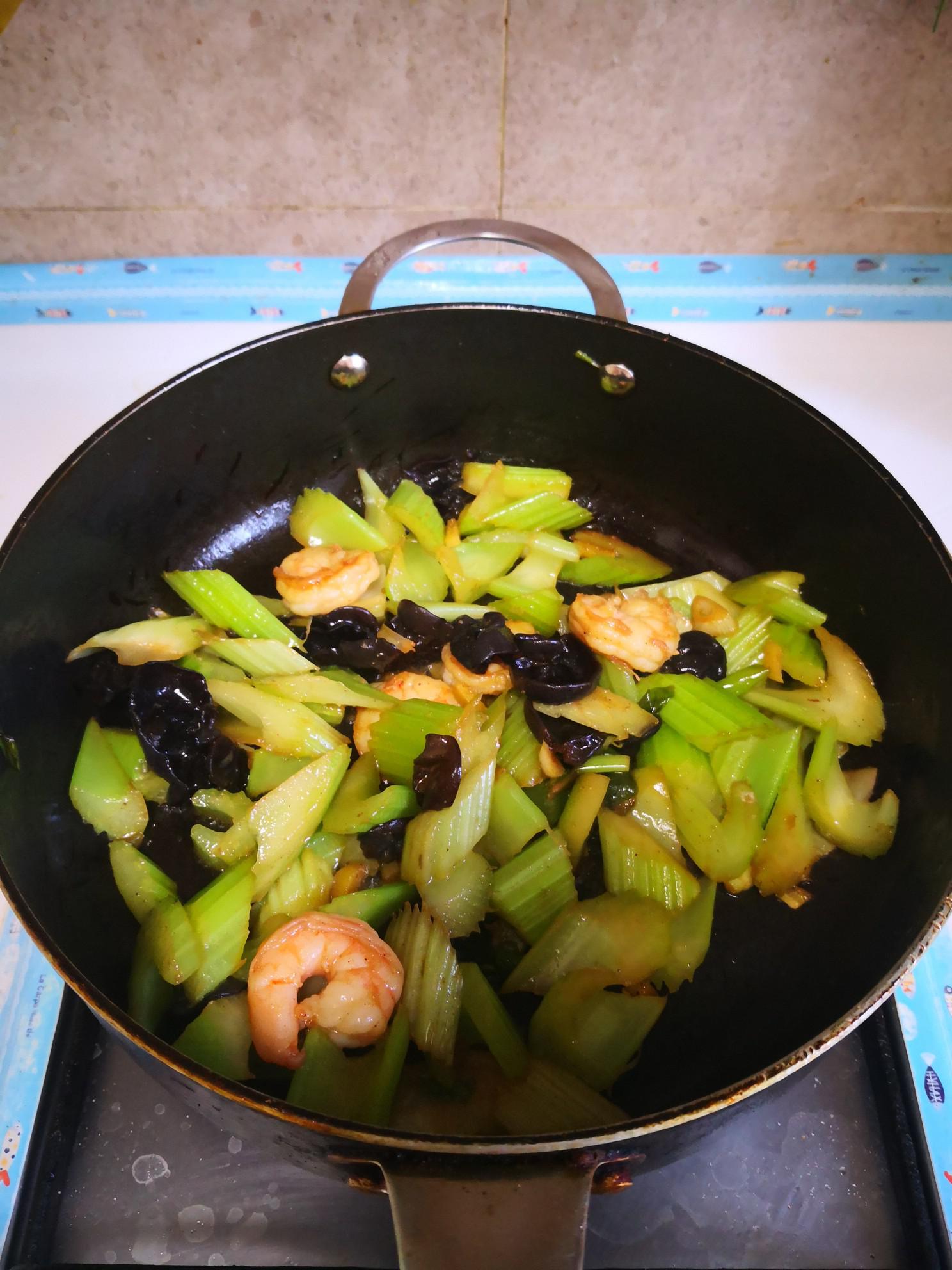 蝦仁炒西芹的做法-咸鮮味炒菜譜