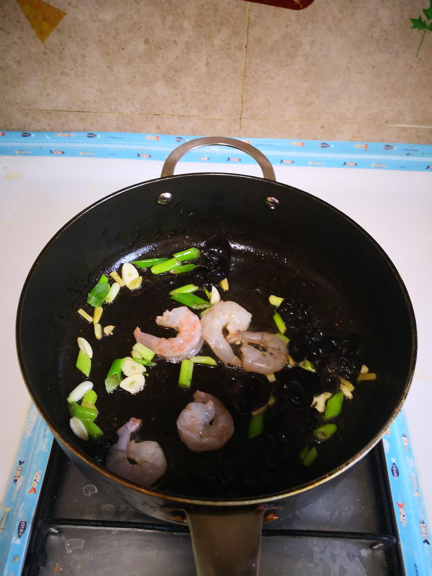 蝦仁炒西芹的做法-咸鮮味炒菜譜