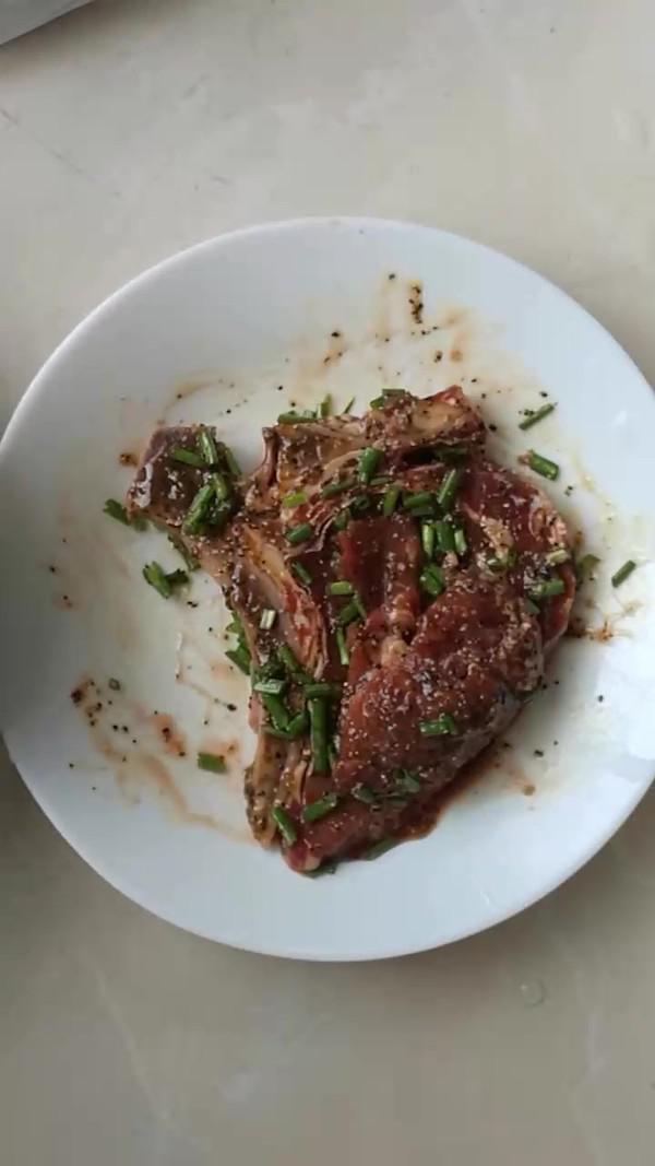 戰(zhàn)斧牛排（烤箱版）的做法-黑椒味烤菜譜