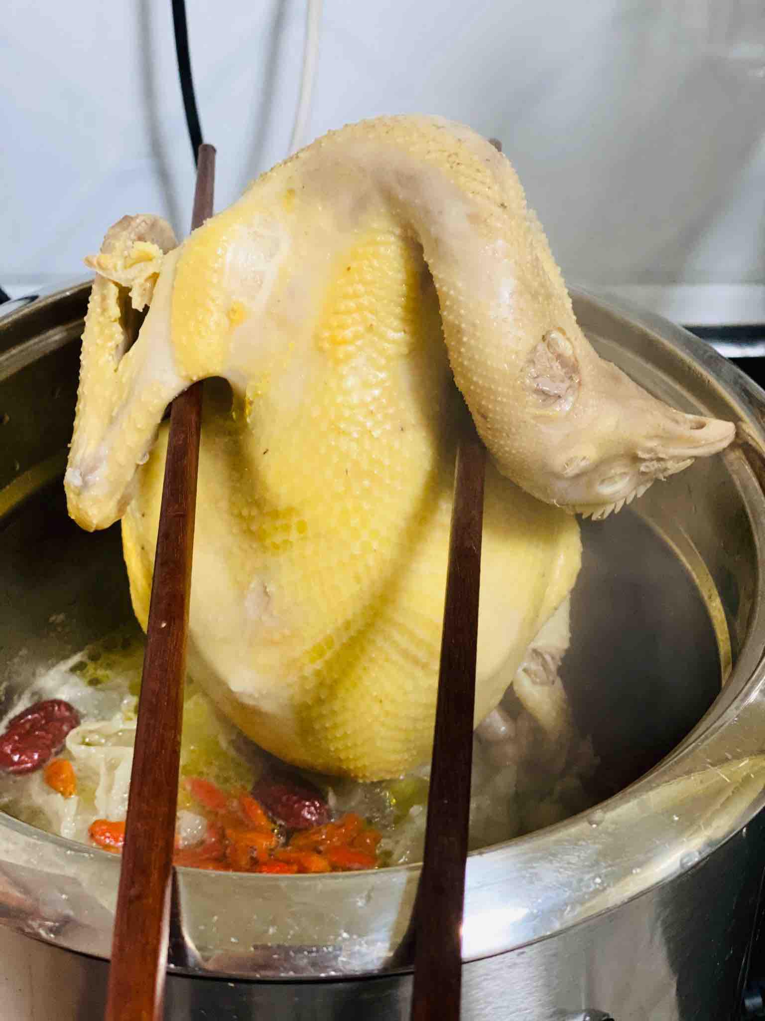 鮮嫩爽口之白切雞的做法-咸鮮味煮菜譜-易網健康養生網 鮮嫩爽口之白切雞的做法-咸鮮味煮菜譜