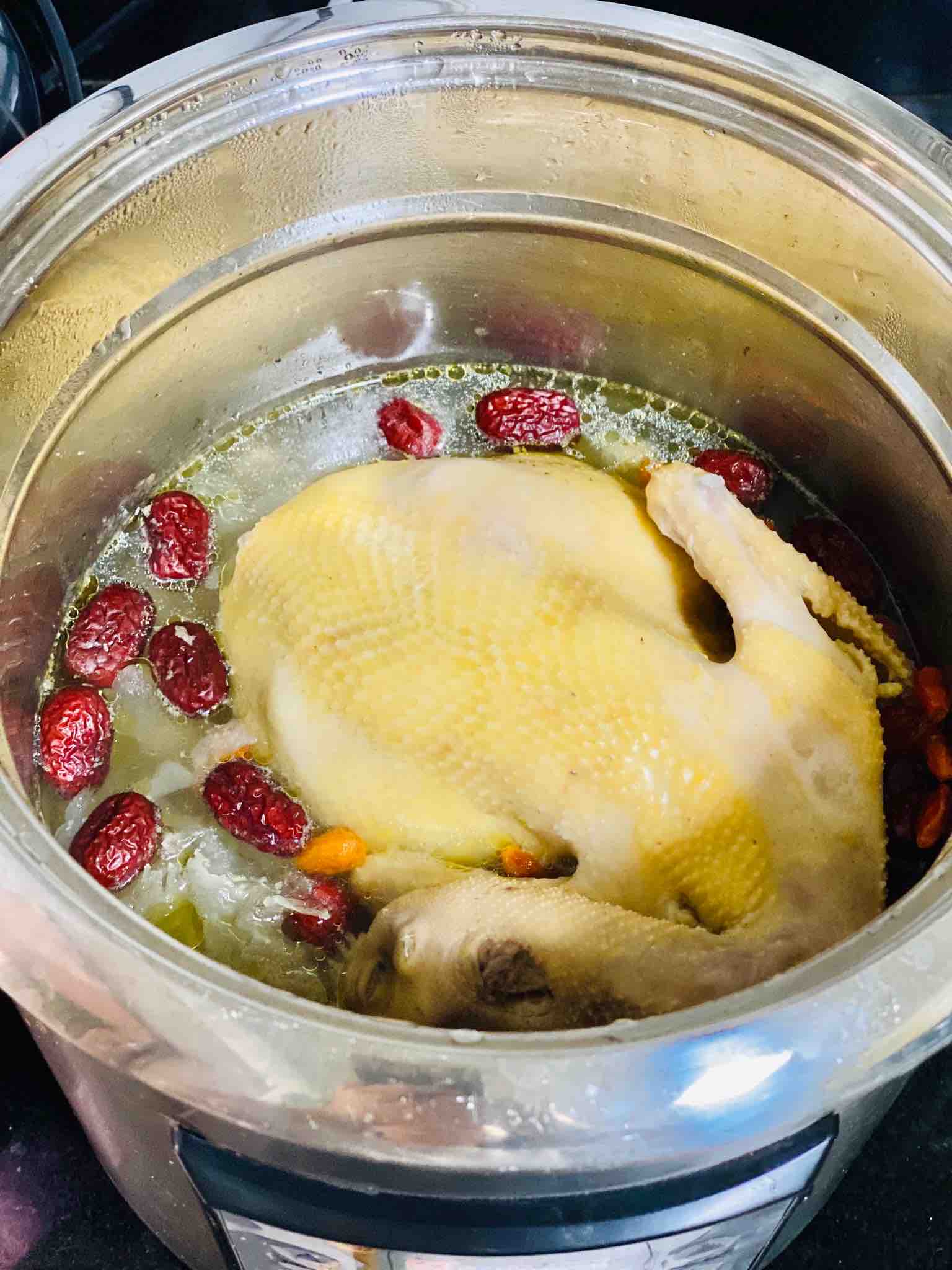 鮮嫩爽口之白切雞的做法-咸鮮味煮菜譜-易網<a href=http://www.xllyou.com/ target=_blank class=infotextkey>健康養生</a>網 鮮嫩爽口之白切雞的做法-咸鮮味煮菜譜