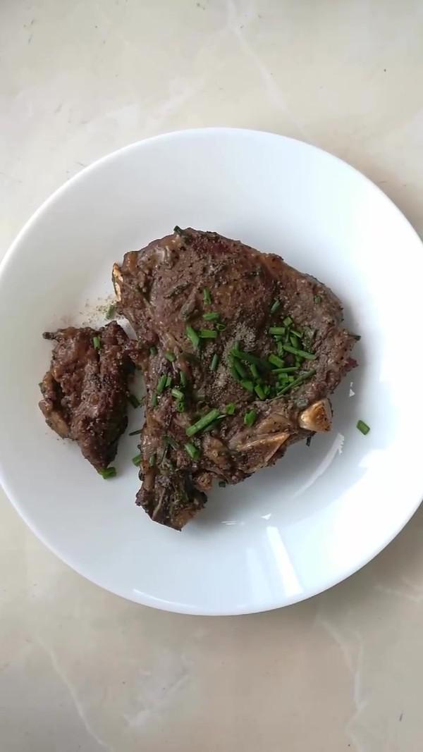 戰(zhàn)斧牛排（烤箱版）的做法-黑椒味烤菜譜