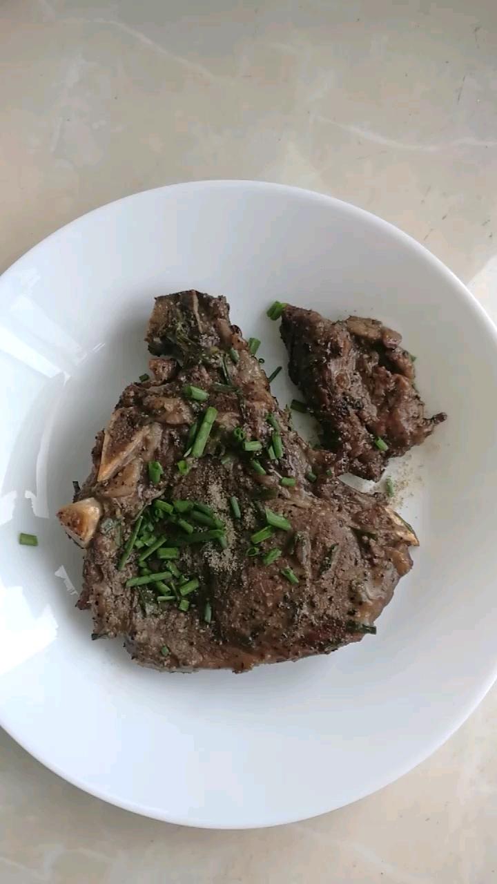 戰(zhàn)斧牛排（烤箱版）的做法-黑椒味烤菜譜