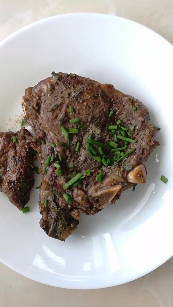 戰(zhàn)斧牛排（烤箱版）的做法-黑椒味烤菜譜