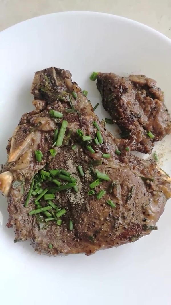 戰(zhàn)斧牛排（烤箱版）的做法-黑椒味烤菜譜