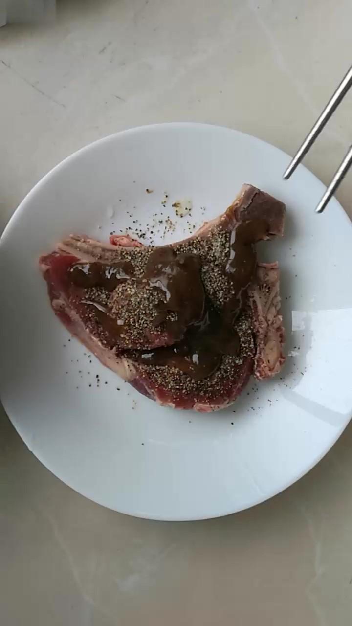 戰(zhàn)斧牛排（烤箱版）的做法-黑椒味烤菜譜