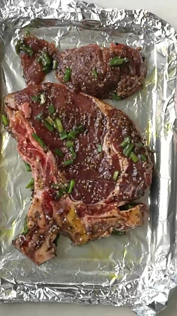 戰(zhàn)斧牛排（烤箱版）的做法-黑椒味烤菜譜
