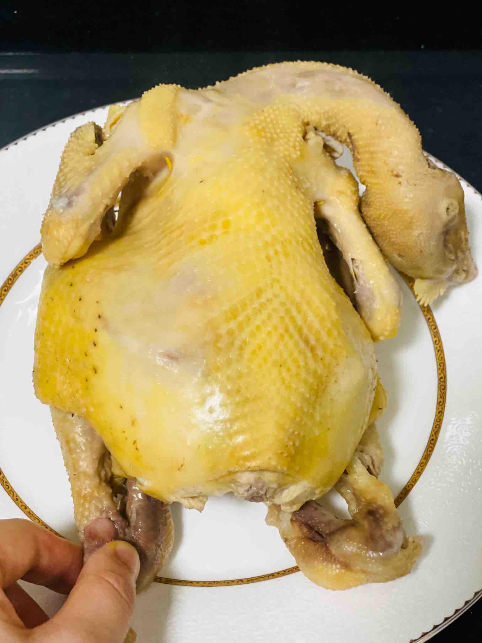 鮮嫩爽口之白切雞的做法-咸鮮味煮菜譜-易網健康養生網 鮮嫩爽口之白切雞的做法-咸鮮味煮菜譜