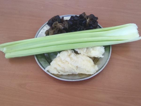 魚鰾炒西芹的做法-咸鮮味炒菜譜