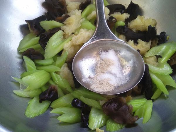 魚鰾炒西芹的做法-咸鮮味炒菜譜