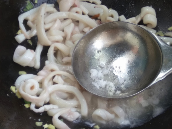 魷魚炒辣椒的做法-咸鮮味炒菜譜-易網健康養生網 魷魚炒辣椒的做法-咸鮮味炒菜譜