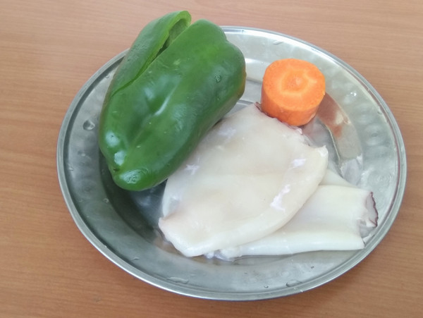 魷魚炒辣椒的做法-咸鮮味炒菜譜-易網<a href=http://www.xllyou.com/ target=_blank class=infotextkey>健康養生</a>網 魷魚炒辣椒的做法-咸鮮味炒菜譜