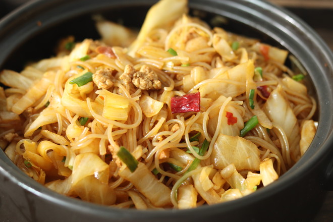 粉絲肉末包菜的做法-家常味炒菜譜-易網健康養生網 粉絲肉末包菜的做法-家常味炒菜譜