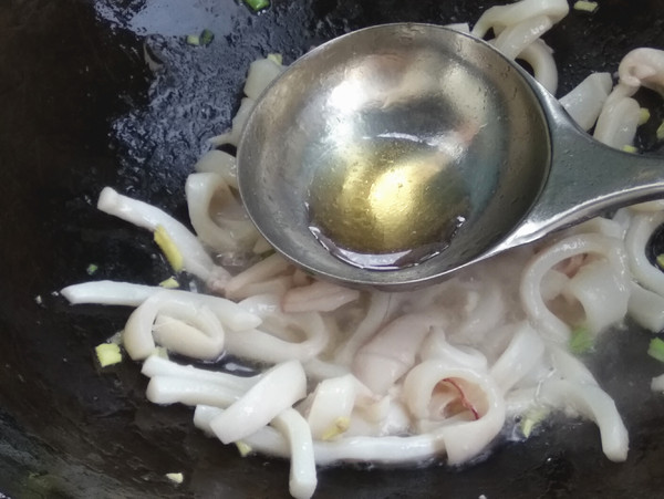 魷魚炒辣椒的做法-咸鮮味炒菜譜-易網健康養生網 魷魚炒辣椒的做法-咸鮮味炒菜譜