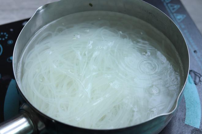 粉絲肉末包菜的做法-家常味炒菜譜-易網健康養生網 粉絲肉末包菜的做法-家常味炒菜譜