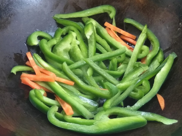 魷魚炒辣椒的做法-咸鮮味炒菜譜-易網健康養生網 魷魚炒辣椒的做法-咸鮮味炒菜譜