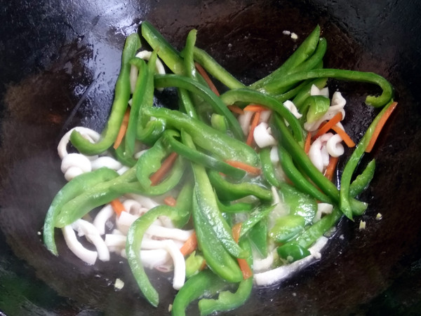 魷魚炒辣椒的做法-咸鮮味炒菜譜-易網健康養生網 魷魚炒辣椒的做法-咸鮮味炒菜譜