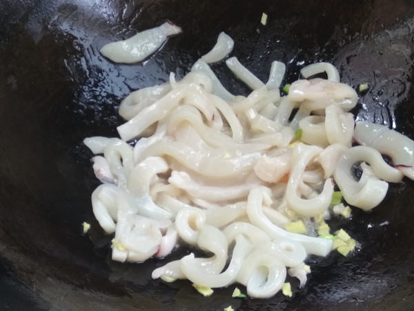 魷魚炒辣椒的做法-咸鮮味炒菜譜-易網健康養生網 魷魚炒辣椒的做法-咸鮮味炒菜譜