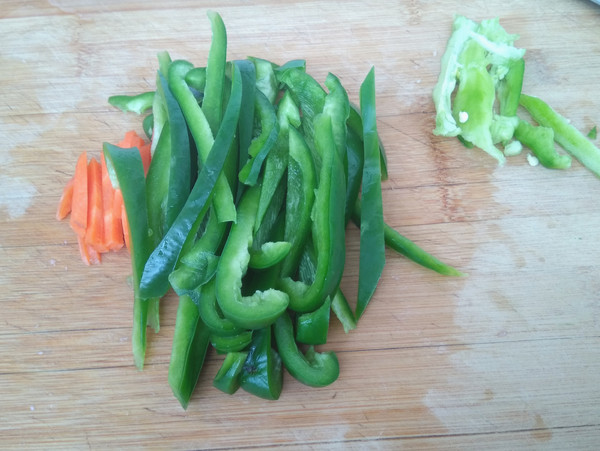 魷魚炒辣椒的做法-咸鮮味炒菜譜-易網健康養生網 魷魚炒辣椒的做法-咸鮮味炒菜譜