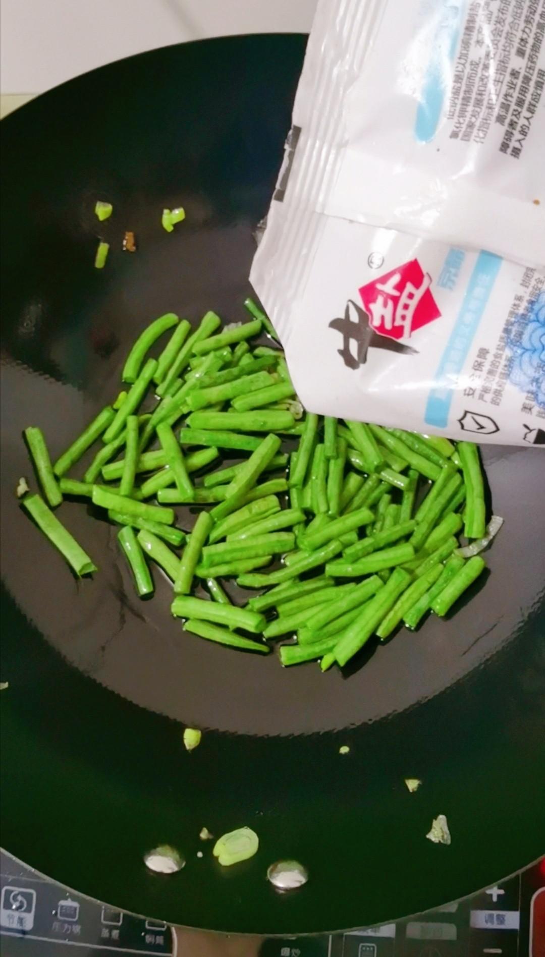 爆炒豇豆的做法-咸鮮味炒菜譜-易網健康養生網 爆炒豇豆的做法-咸鮮味炒菜譜