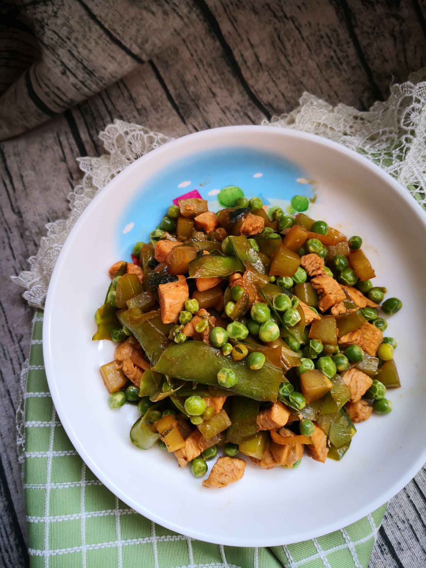 雞丁炒青筍豌豆的做法-家常味炒菜譜-易網(wǎng)健康養(yǎng)生網(wǎng) 雞丁炒青筍豌豆的做法-家常味炒菜譜