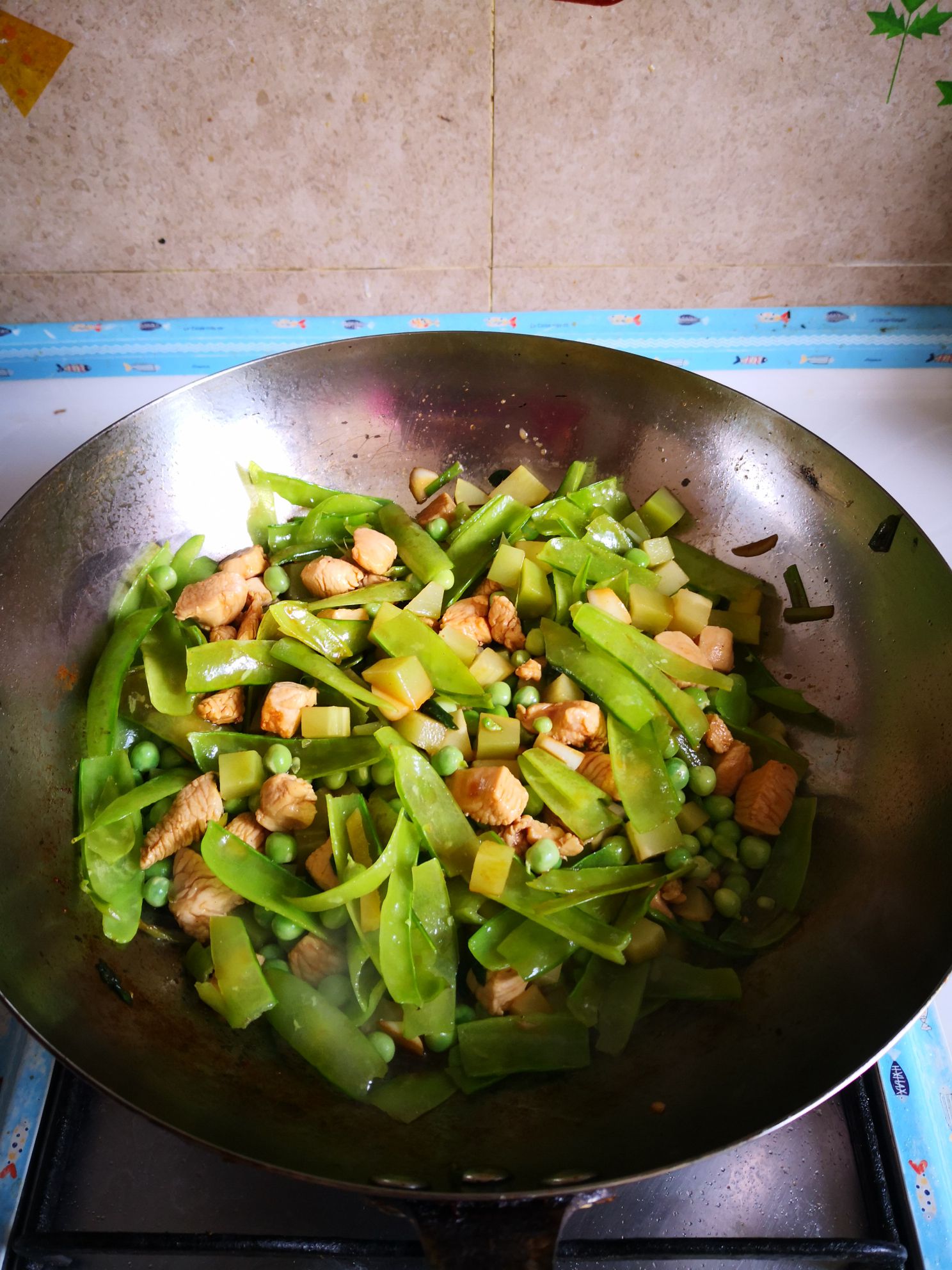 雞丁炒青筍豌豆的做法-家常味炒菜譜-易網(wǎng)健康養(yǎng)生網(wǎng) 雞丁炒青筍豌豆的做法-家常味炒菜譜