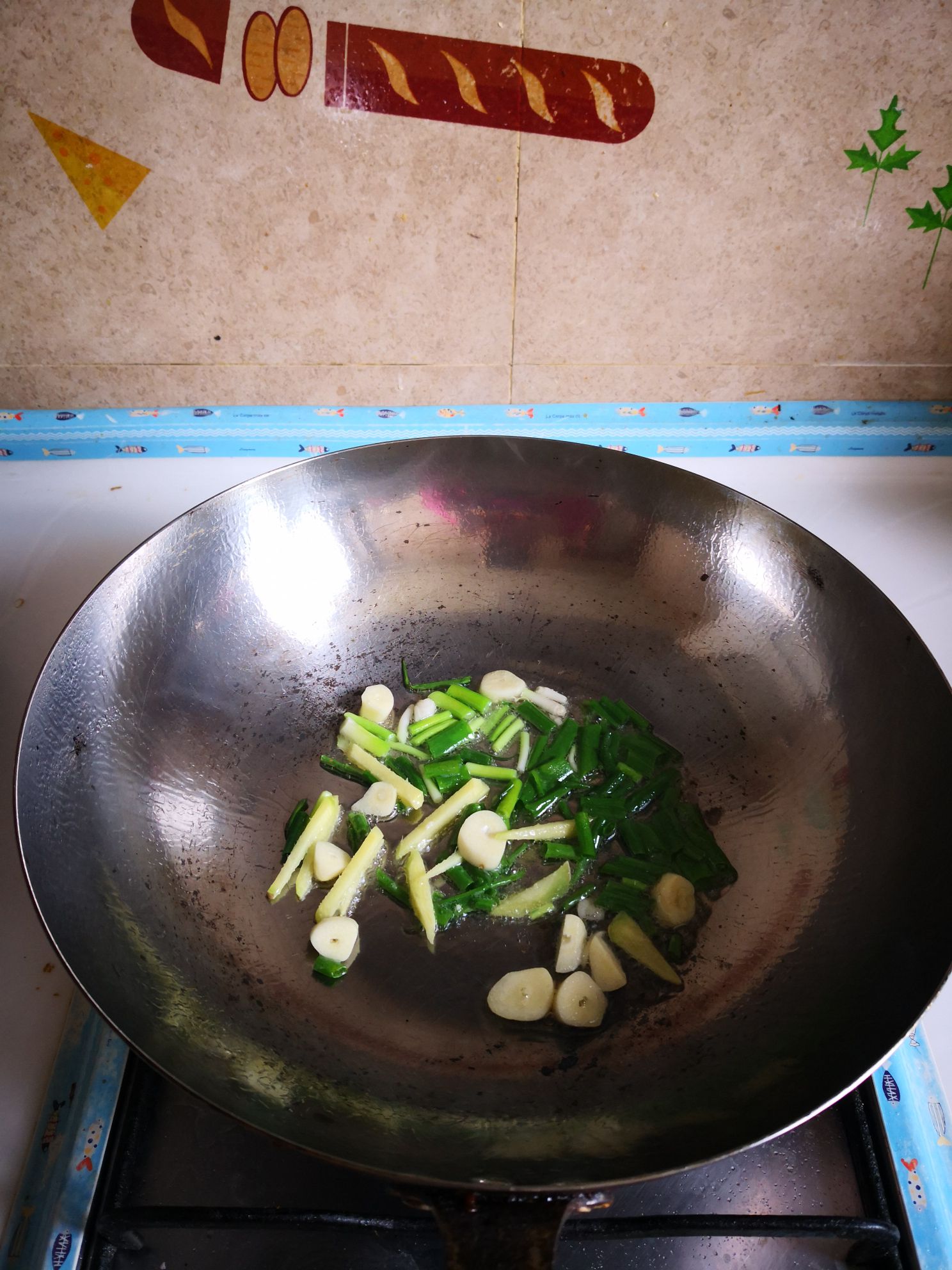 雞丁炒青筍豌豆的做法-家常味炒菜譜-易網(wǎng)健康養(yǎng)生網(wǎng) 雞丁炒青筍豌豆的做法-家常味炒菜譜