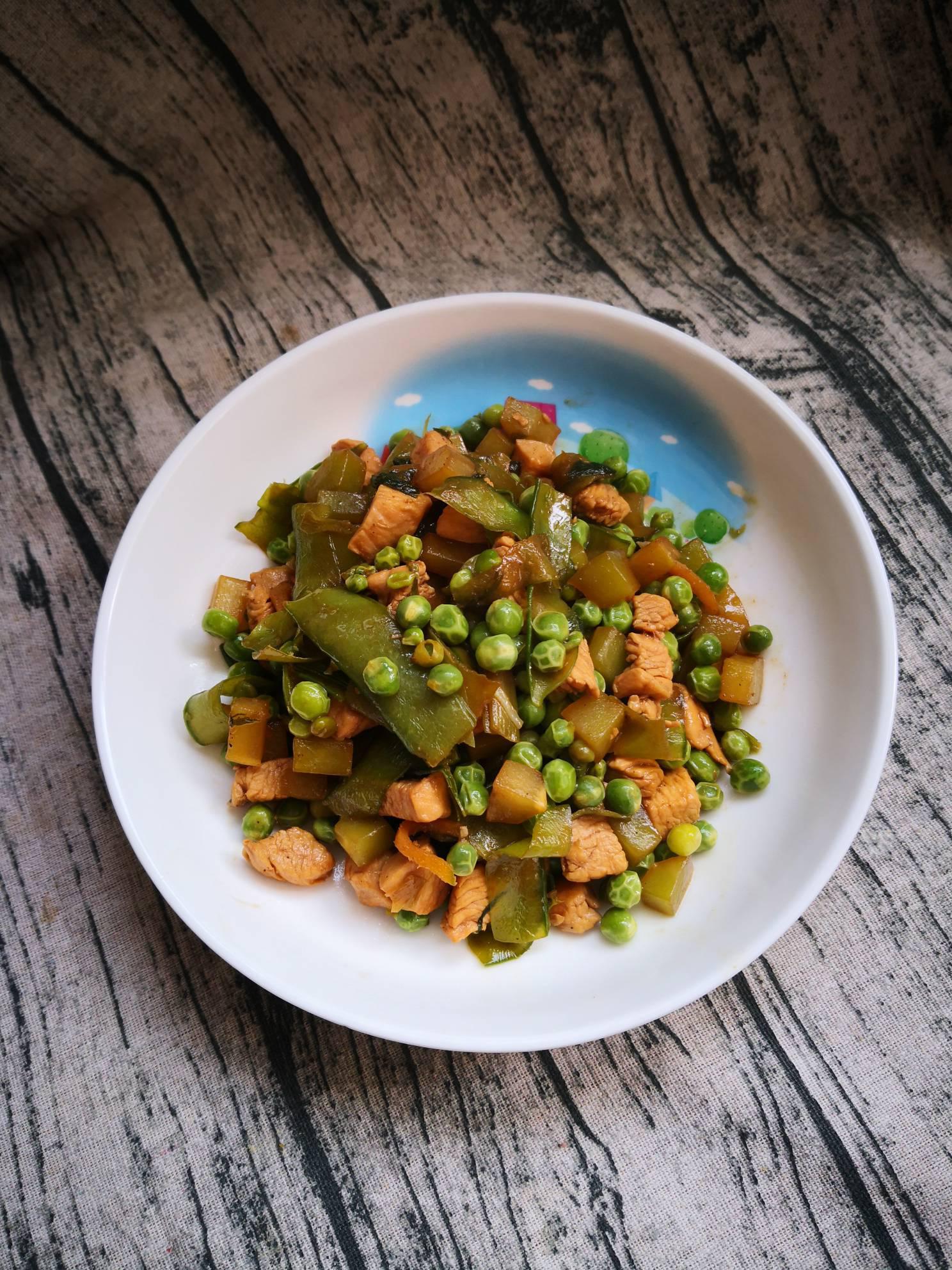 雞丁炒青筍豌豆的做法-家常味炒菜譜-易網(wǎng)健康養(yǎng)生網(wǎng) 雞丁炒青筍豌豆的做法-家常味炒菜譜