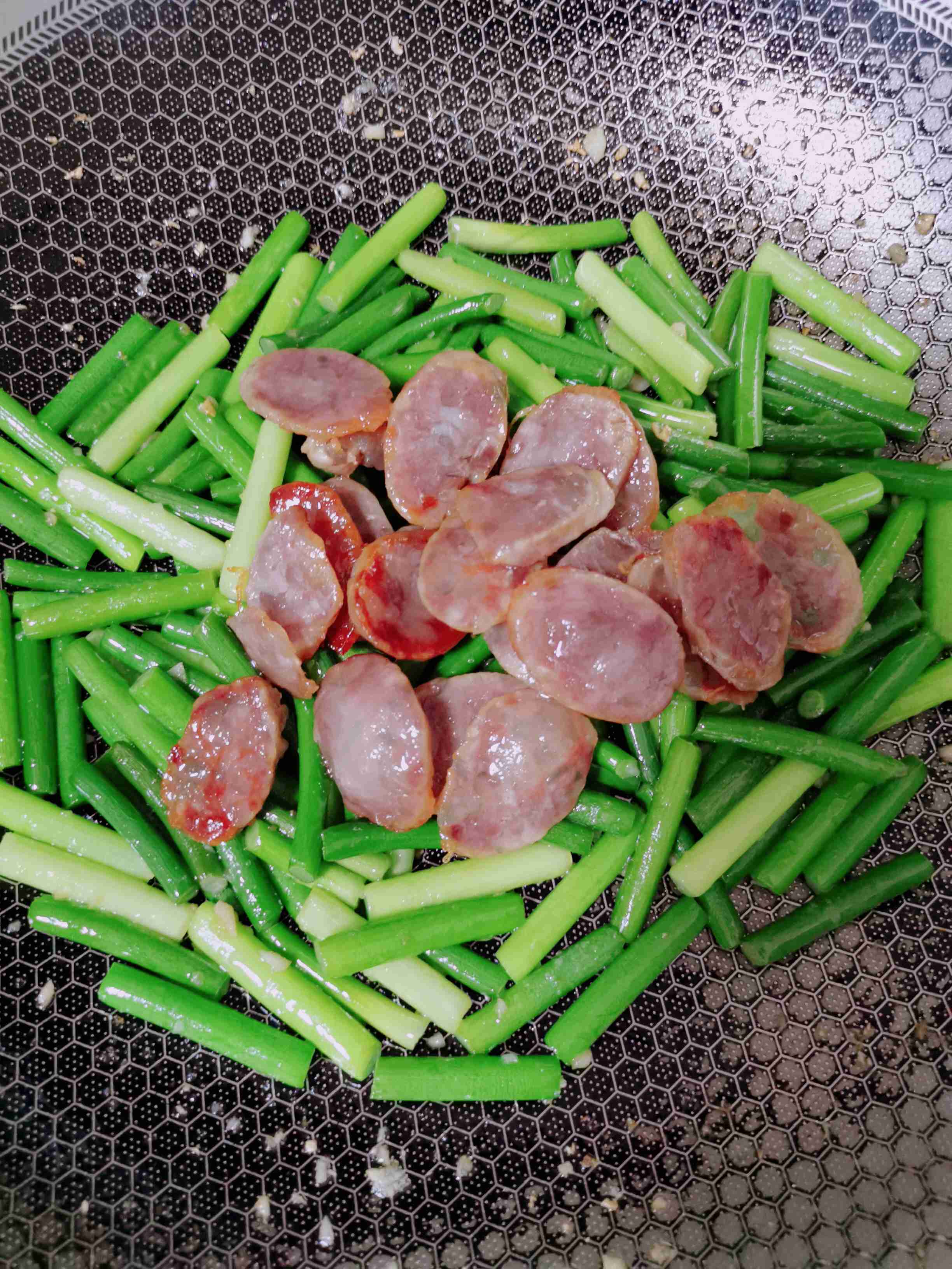 蒜苔炒香腸的做法-家常味炒菜譜-易網(wǎng)健康養(yǎng)生網(wǎng) 蒜苔炒香腸的做法-家常味炒菜譜