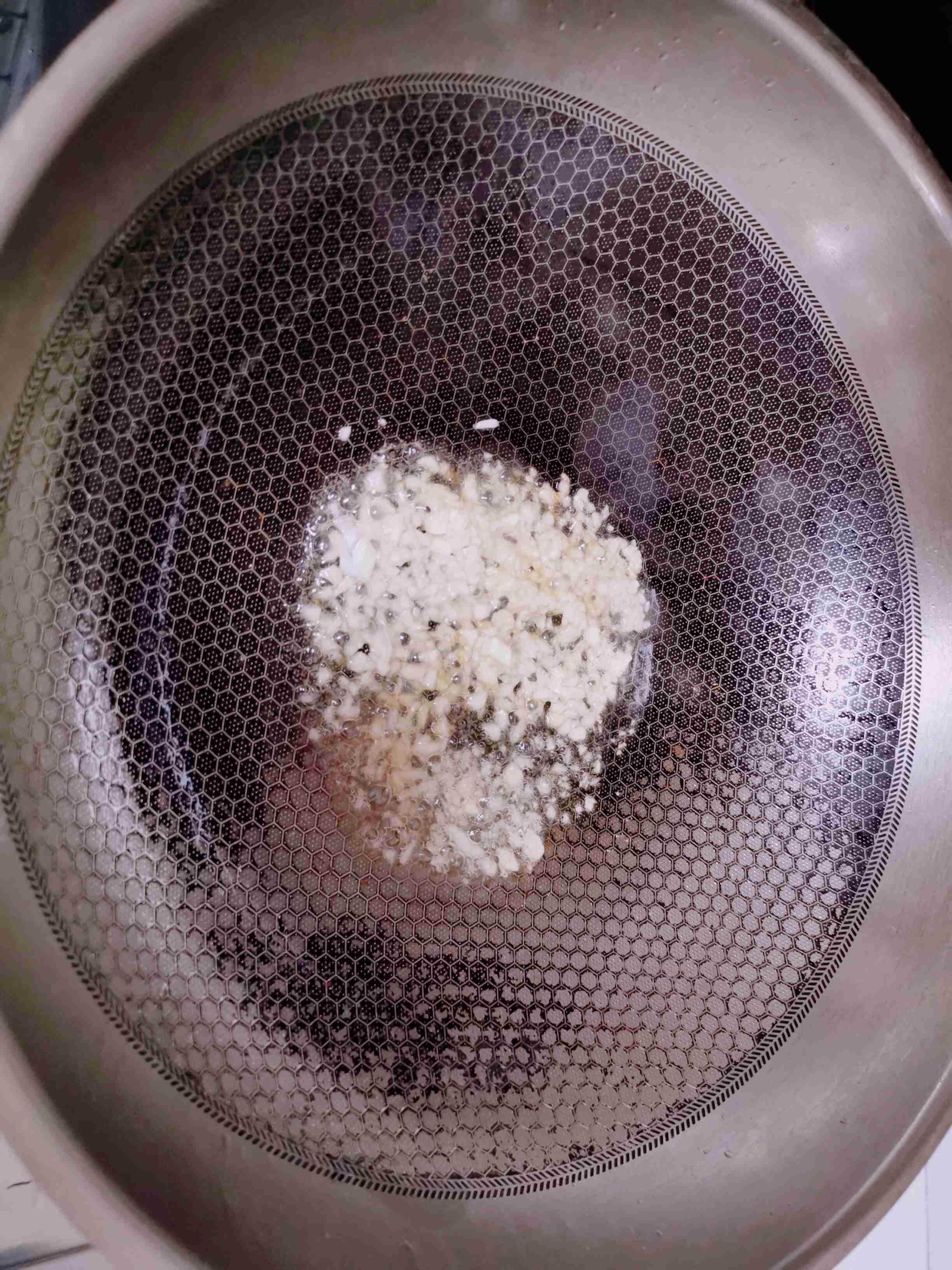 蒜苔炒香腸的做法-家常味炒菜譜-易網(wǎng)健康養(yǎng)生網(wǎng) 蒜苔炒香腸的做法-家常味炒菜譜