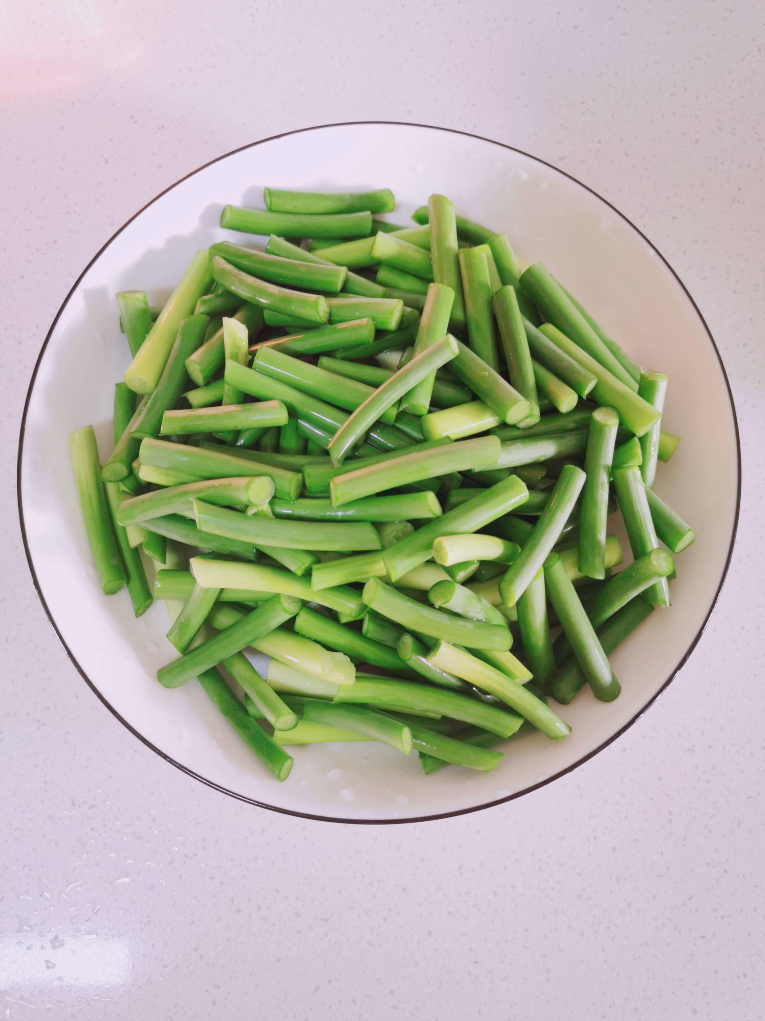 蒜苔炒香腸的做法-家常味炒菜譜-易網(wǎng)<a href=http://www.xllyou.com/ target=_blank class=infotextkey>健康養(yǎng)生</a>網(wǎng) 蒜苔炒香腸的做法-家常味炒菜譜