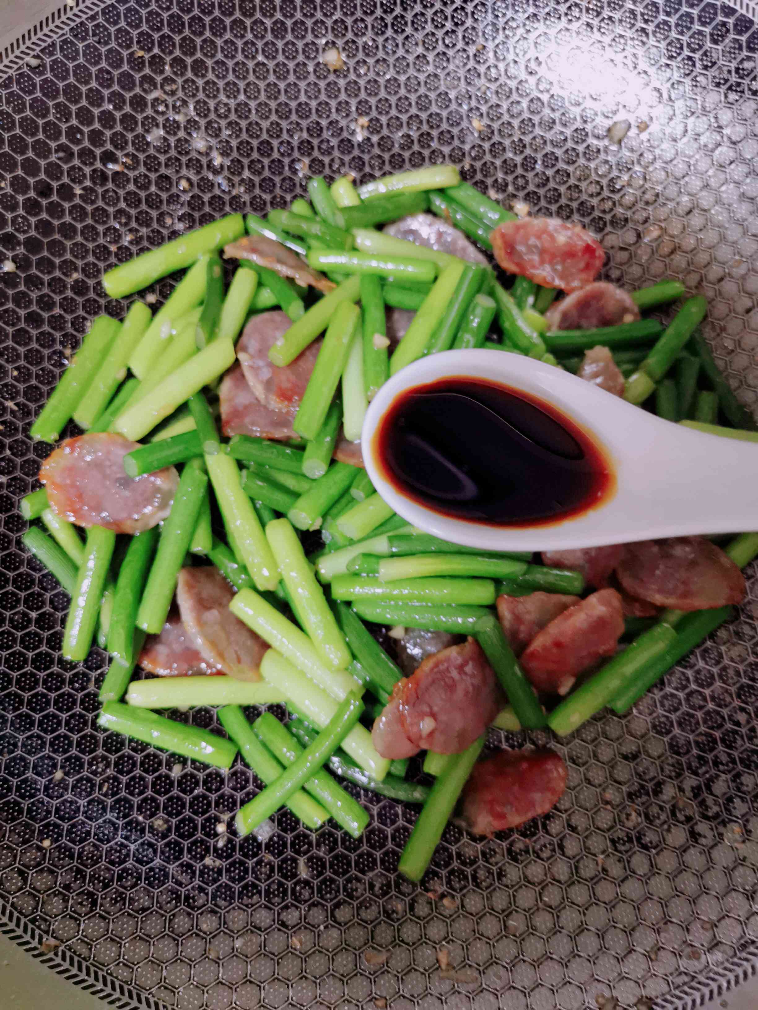 蒜苔炒香腸的做法-家常味炒菜譜-易網(wǎng)健康養(yǎng)生網(wǎng) 蒜苔炒香腸的做法-家常味炒菜譜