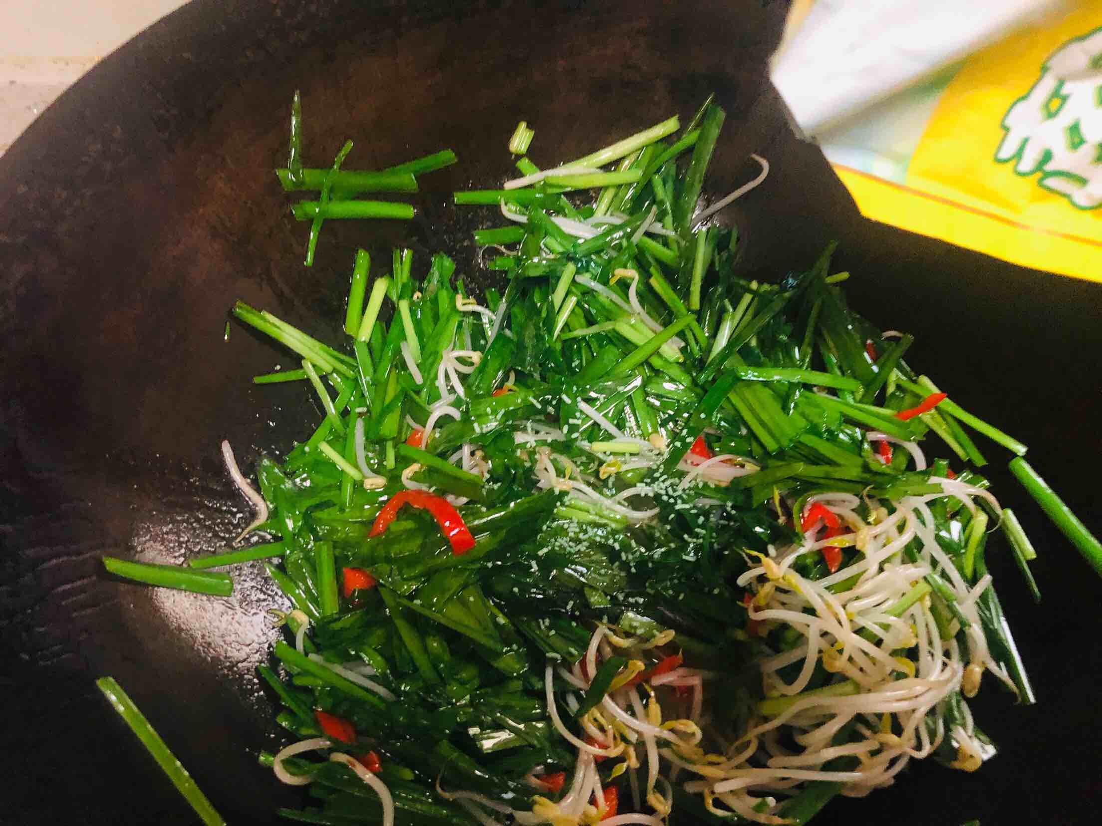 綠豆芽炒韭菜的做法-家常味炒菜譜-易網健康養生網 綠豆芽炒韭菜的做法-家常味炒菜譜