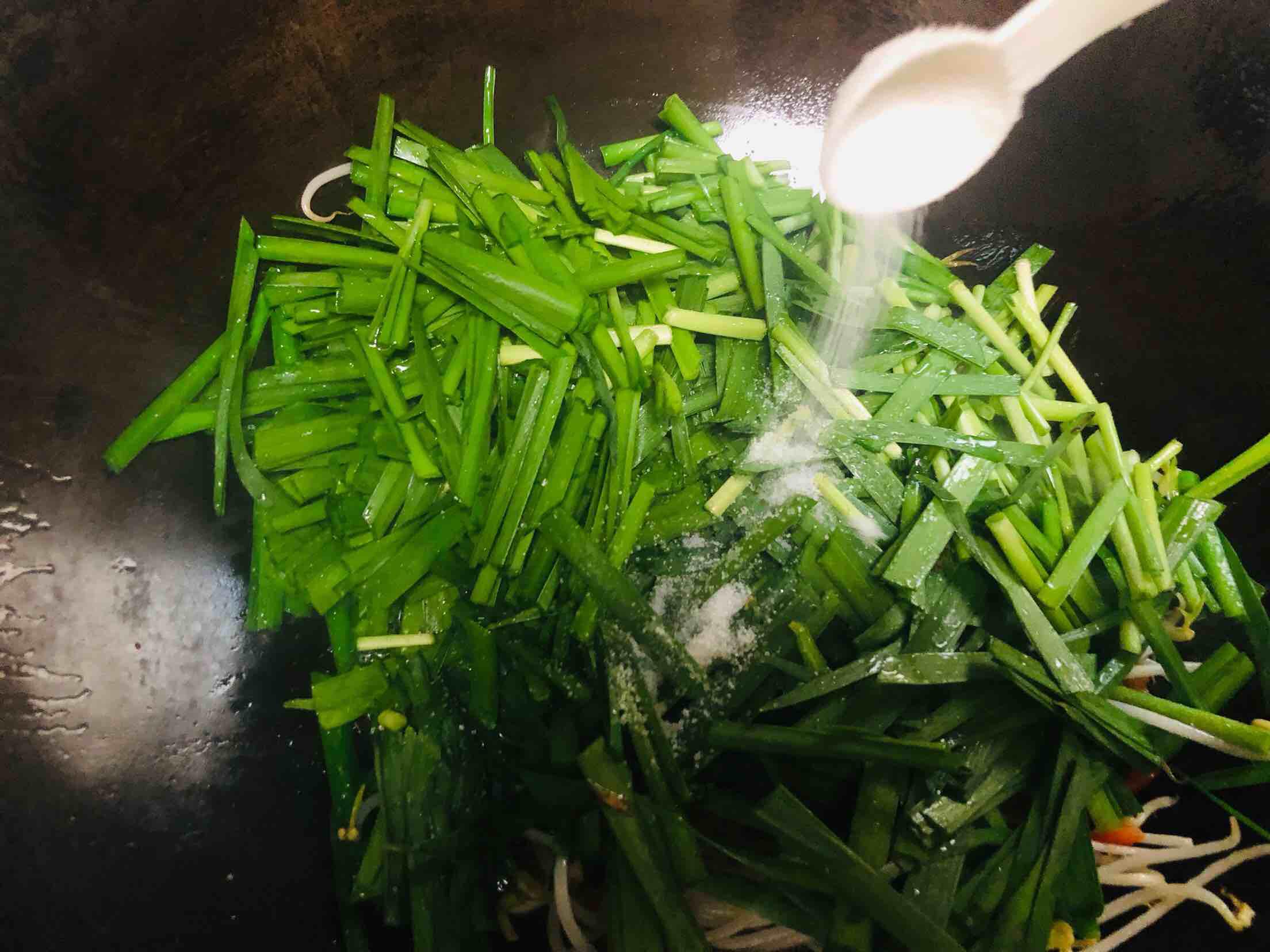 綠豆芽炒韭菜的做法-家常味炒菜譜-易網健康養生網 綠豆芽炒韭菜的做法-家常味炒菜譜