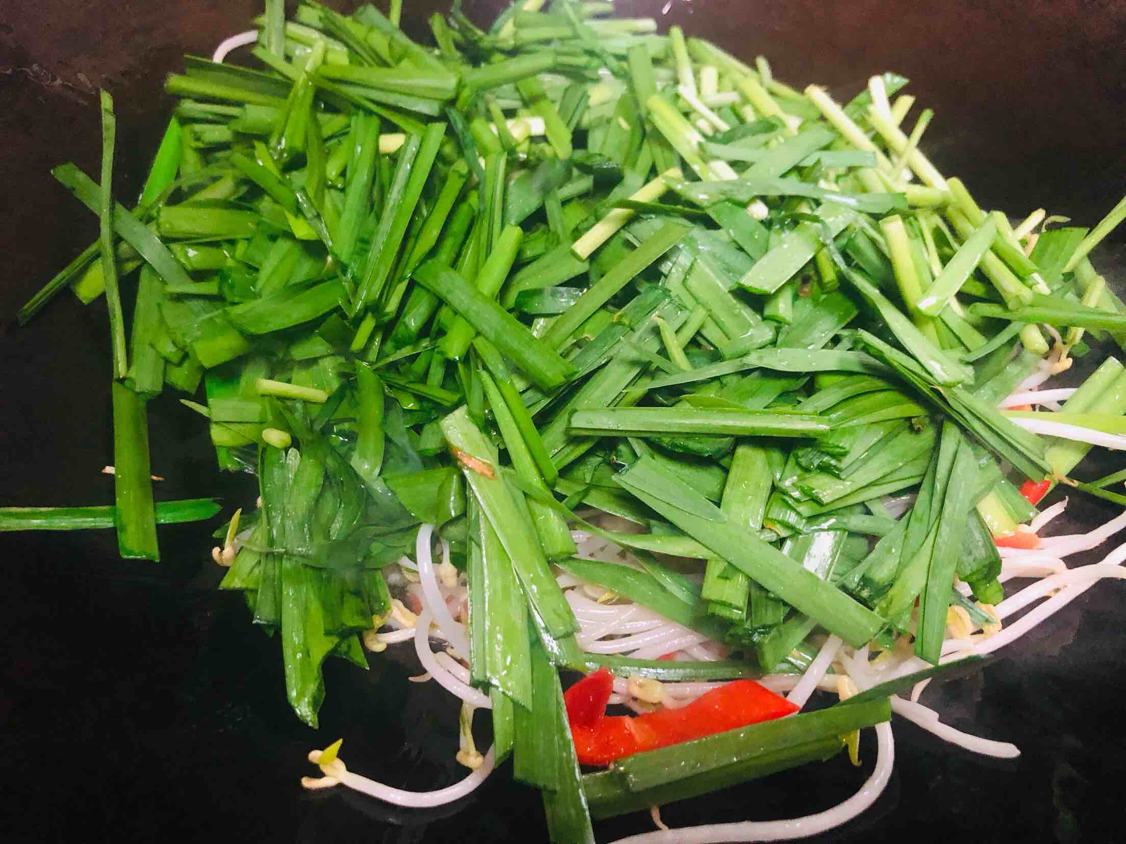 綠豆芽炒韭菜的做法-家常味炒菜譜-易網健康養生網 綠豆芽炒韭菜的做法-家常味炒菜譜