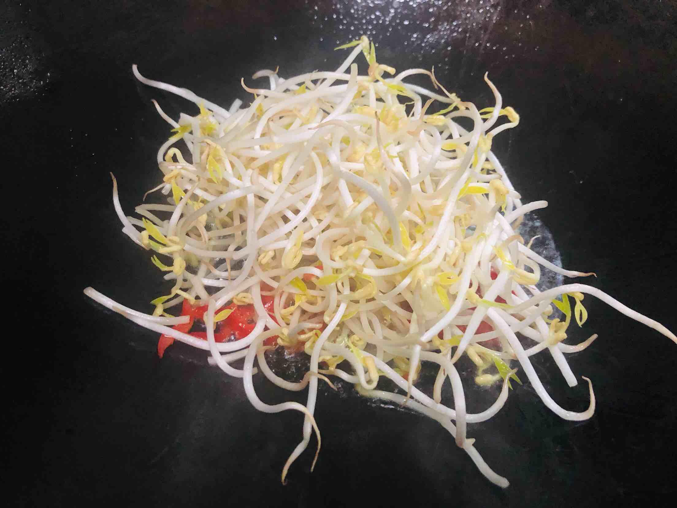 綠豆芽炒韭菜的做法-家常味炒菜譜-易網健康養生網 綠豆芽炒韭菜的做法-家常味炒菜譜