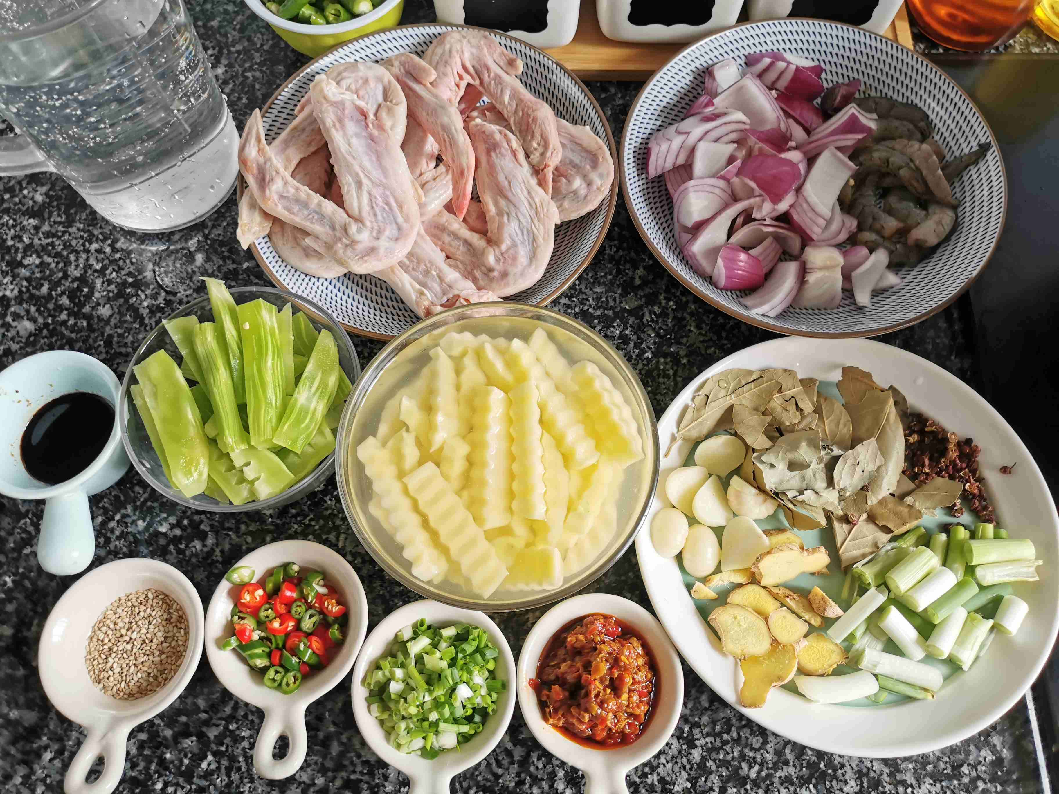 麻辣香鍋的做法-香辣味炒菜譜-易網(wǎng)<a href=http://www.xllyou.com/ target=_blank class=infotextkey>健康養(yǎng)生</a>網(wǎng) 麻辣香鍋的做法-香辣味炒菜譜