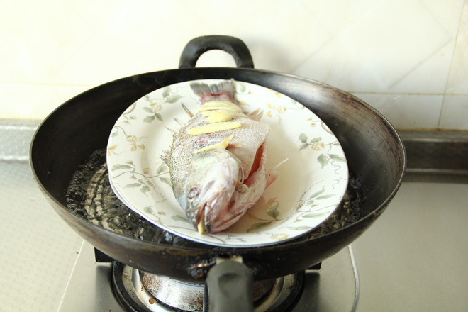 澆汁清蒸鱸魚的做法-咸鮮味蒸菜譜-易網健康養生網 澆汁清蒸鱸魚的做法-咸鮮味蒸菜譜