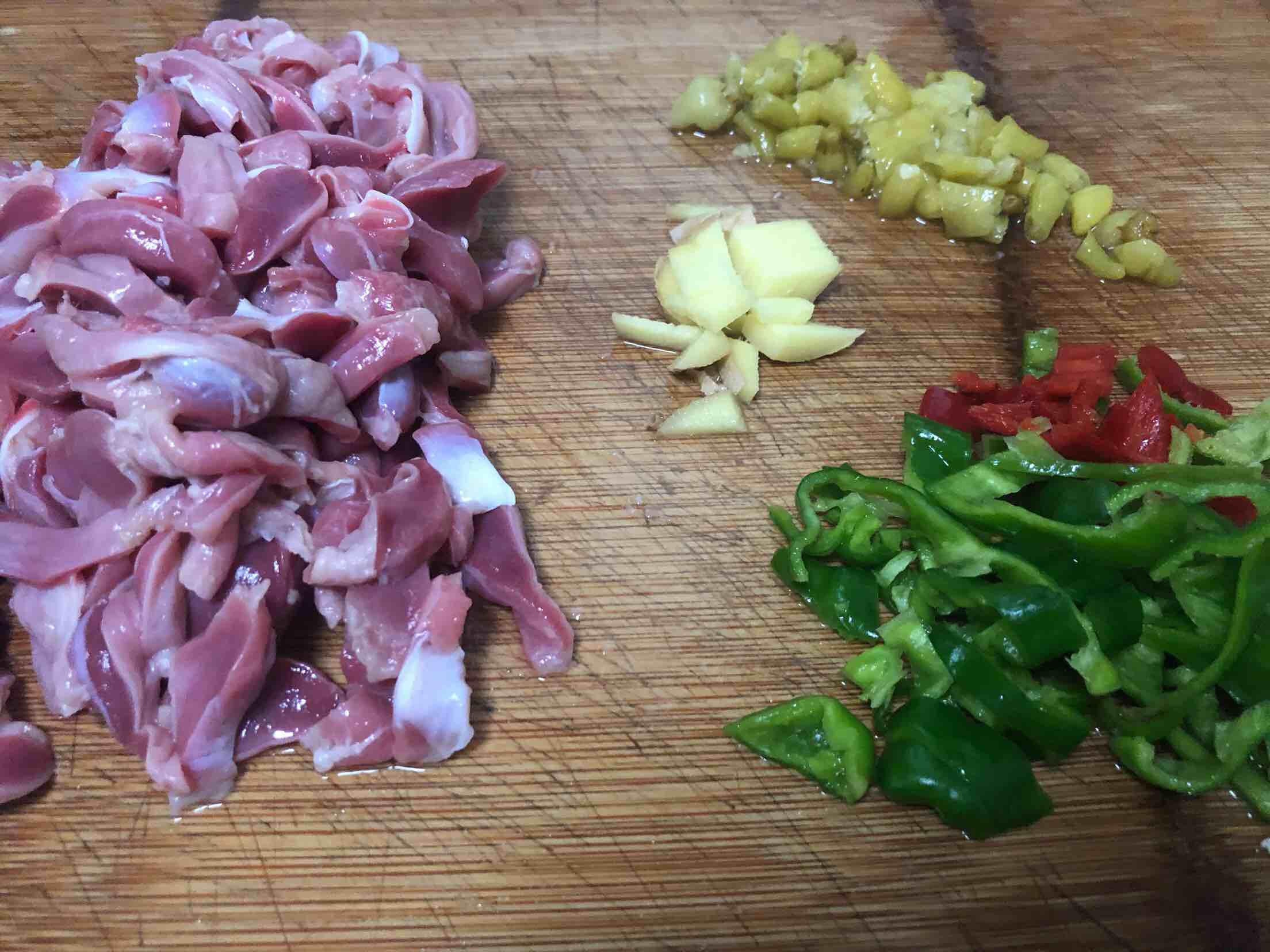 辣椒炒雞肫的做法-家常味炒菜譜-易網<a href=http://www.xllyou.com/ target=_blank class=infotextkey>健康養生</a>網 辣椒炒雞肫的做法-家常味炒菜譜