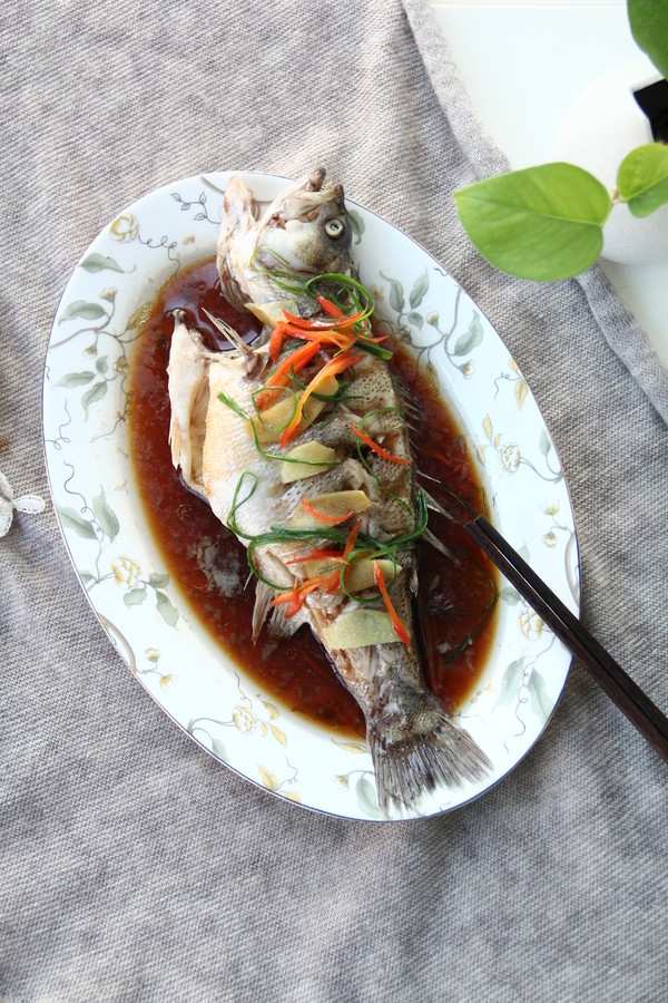 澆汁清蒸鱸魚的做法-咸鮮味蒸菜譜-易網健康養生網 澆汁清蒸鱸魚的做法-咸鮮味蒸菜譜