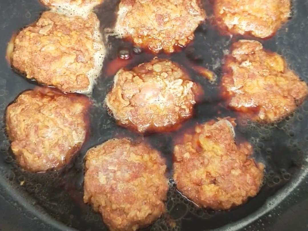 紅燒肉餅子的做法-家常味燒菜譜-易網(wǎng)健康養(yǎng)生網(wǎng) 紅燒肉餅子的做法-家常味燒菜譜