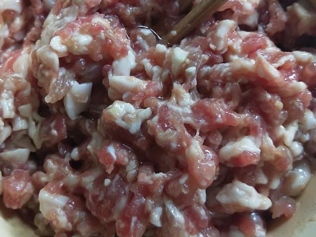 紅燒肉餅子的做法-家常味燒菜譜-易網(wǎng)<a href=http://www.xllyou.com/ target=_blank class=infotextkey>健康養(yǎng)生</a>網(wǎng) 紅燒肉餅子的做法-家常味燒菜譜