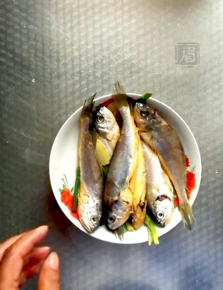 面拖小黃魚的做法-咸鮮味炸菜譜-易網<a href=http://www.xllyou.com/ target=_blank class=infotextkey>健康養生</a>網 面拖小黃魚的做法-咸鮮味炸菜譜