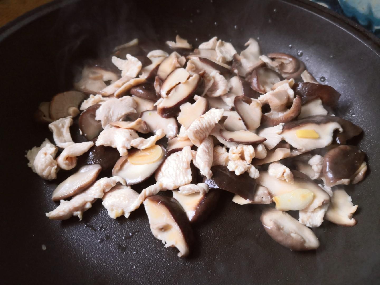 香菇炒肉的做法-家常味炒菜譜-易網(wǎng)健康養(yǎng)生網(wǎng) 香菇炒肉的做法-家常味炒菜譜